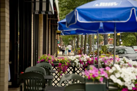Restaurant outdoor patio seating in Buena Park Chicago