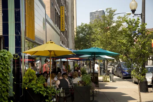 Restaurant outdoor patio seating in Margate Park Chicago