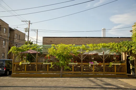 Restaurant outdoor seating patio in Budlong Woods Chicago