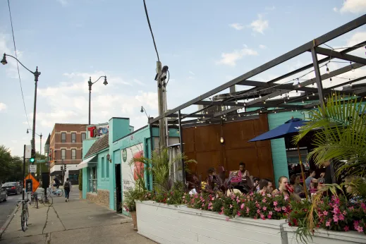 Restaurant patio outdoor seating near DePaul University in Chciago