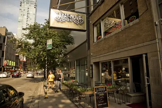 Restaurant with patio outdoor seating on E Ohio St in Streeterville Chicago