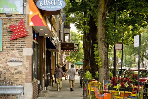 Restaurants with outdoor seating on W Roscoe St in Roscoe Village Chicago