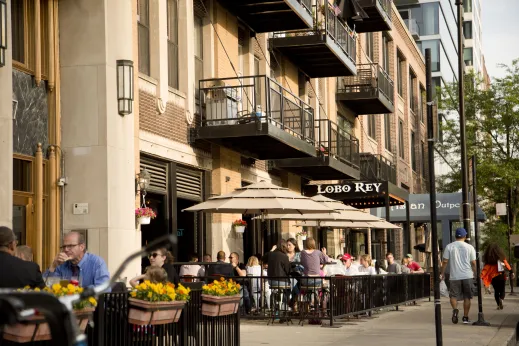 Restaurants with outdoor patio seating on S Michigan Ave in the South Loop