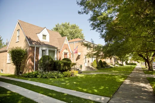 Single family homes and front lawns in Edison Park