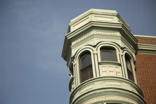 Vintage apartment corner window roofline in Old Town Chicago