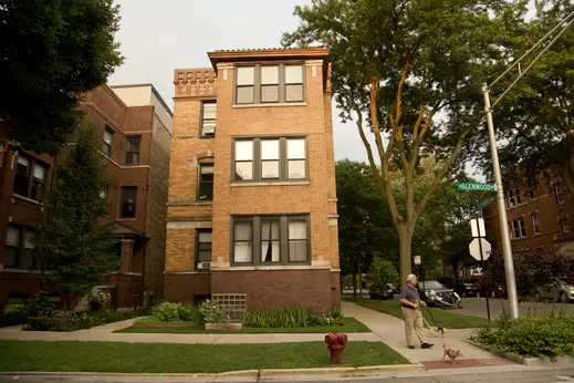 Vintage three flat apartment front on N Glenwood Ave in Edgewater Chicago