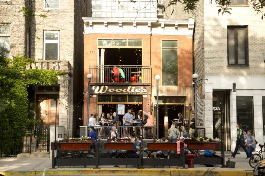 Woodies Flat bar restaurant with outdoor seating in Old Town Chicago