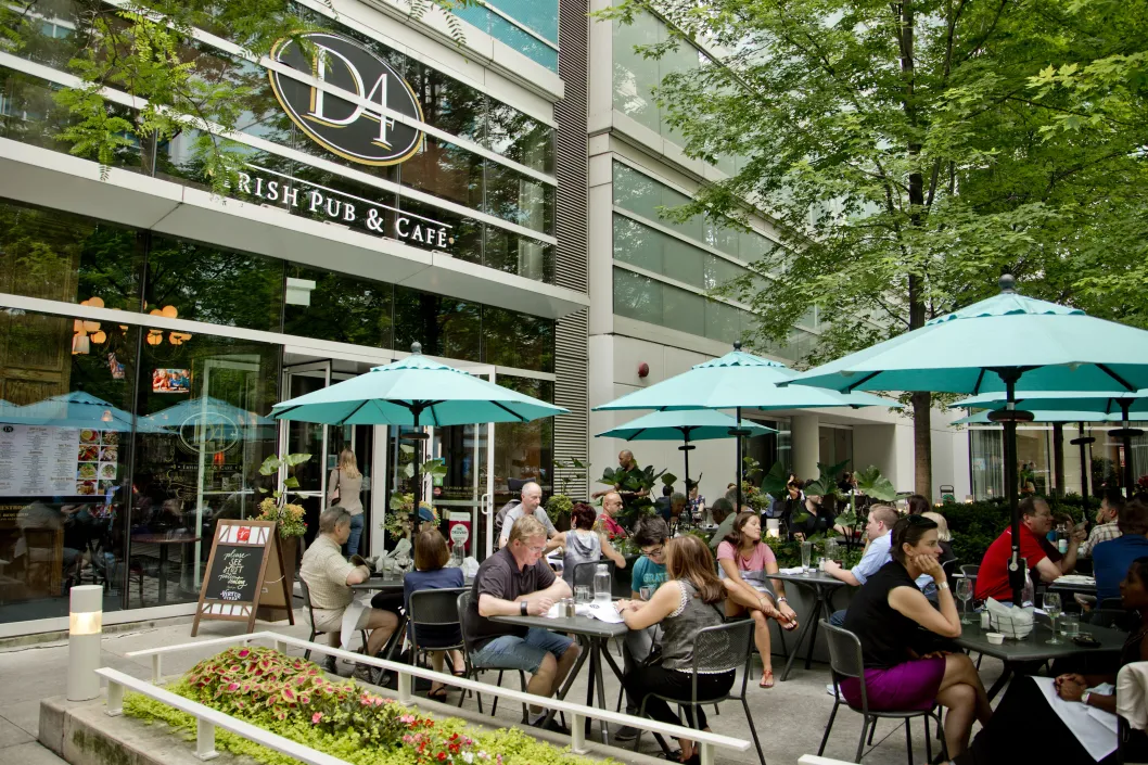 D4 Irish Pub outdoor patio seating on E Grand Ave in Streeterville Chicago