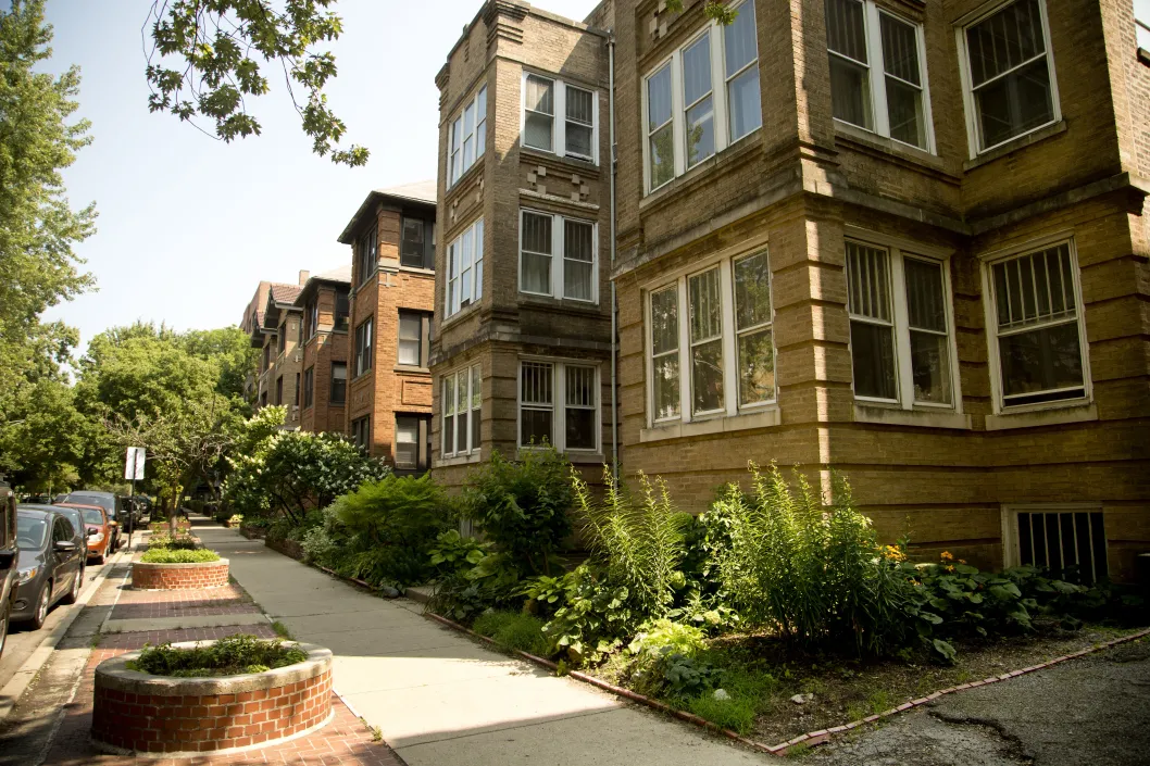 Apartment buildings and front yards in Margate Park Chicago