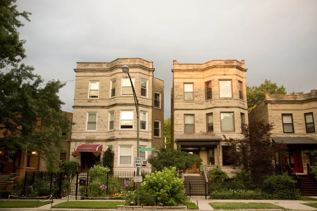 Greystone three flat apartment fronts on N Glenwood Ave in Edgewater Chicago