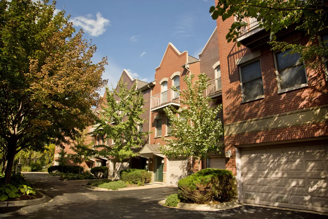 Townhomes and apartments with attached garages in Douglas Chicago