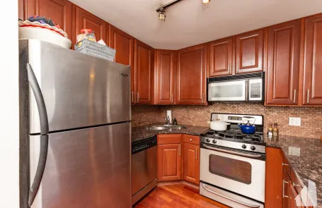 2 Bedroom Lakeview Apartment