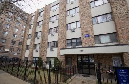 1 Bedroom Lincoln Park Apartment