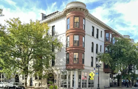 2 Bedroom Lakeview Apartment