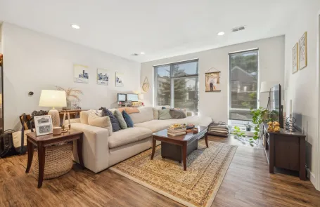 3 Bedroom Lakeview Apartment