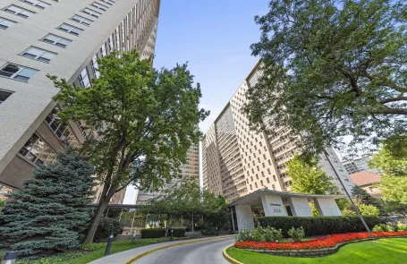 2 Bedroom Lakeview Apartment