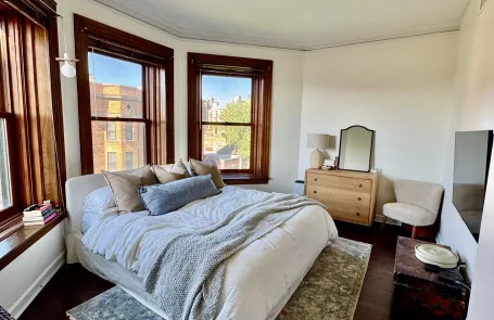 2 Bedroom Lakeview Apartment