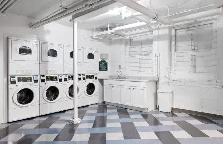 1 Bedroom Lakeview Apartment