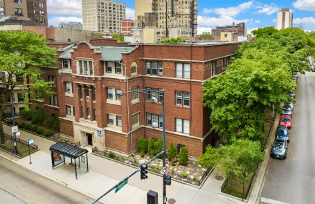 1 Bedroom Lakeview Apartment