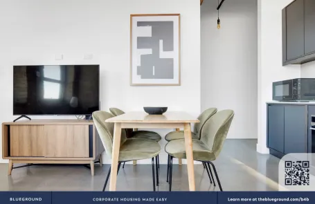 2 Bedroom Lincoln Park Apartment