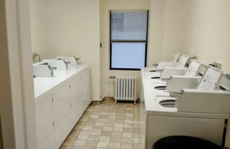 1 Bedroom Lakeview Apartment