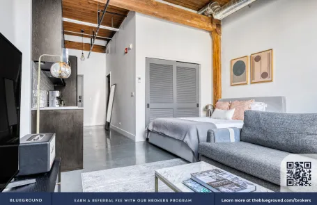 Studio Lincoln Park Apartment