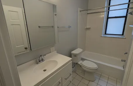 1 Bedroom Lakeview Apartment