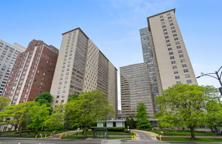 1 Bedroom Lakeview Apartment