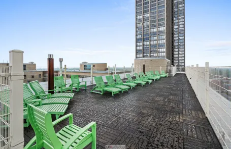 1 Bedroom Lakeview Apartment