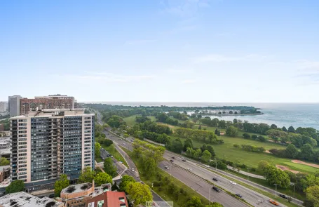 1 Bedroom Lakeview Apartment