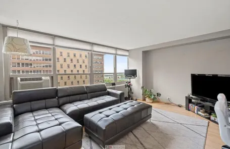 1 Bedroom Lakeview Apartment