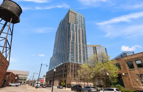 2 Bedroom Lincoln Park Apartment