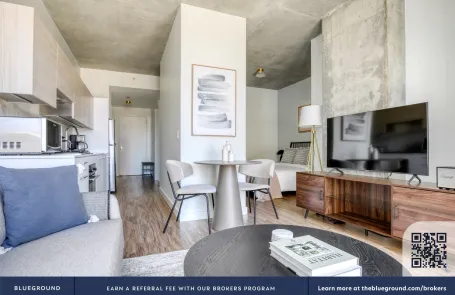 1 Bedroom West Loop Apartment