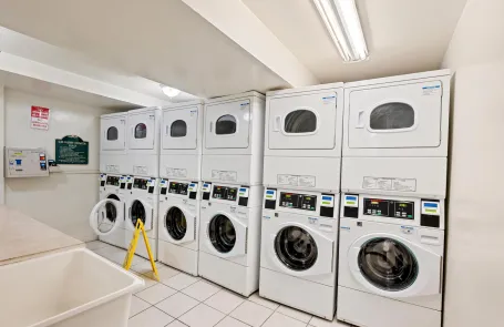 1 Bedroom Edgewater Apartment