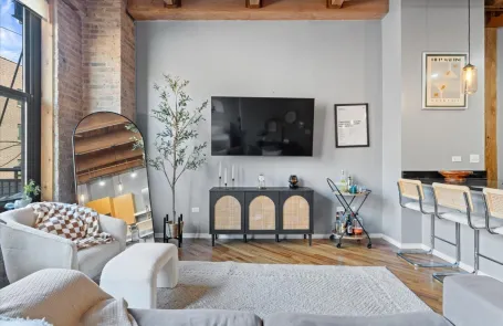 1 Bedroom West Loop Apartment