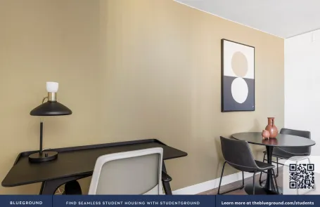 1 Bedroom Lincoln Park Apartment