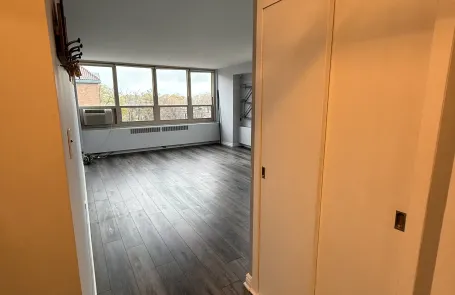 2 Bedroom Lakeview Apartment
