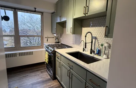 2 Bedroom Lakeview Apartment