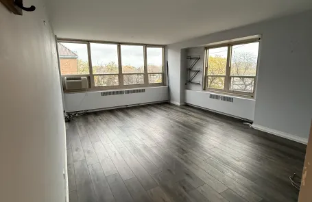 2 Bedroom Lakeview Apartment