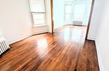 2 Bedroom Andersonville Apartment
