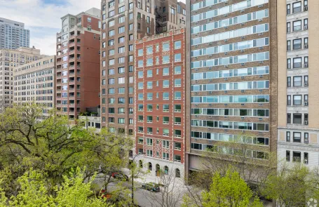 2 Bedroom Lincoln Park Apartment