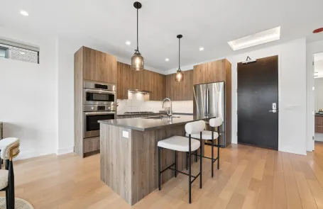 2 Bedroom Lakeview Apartment