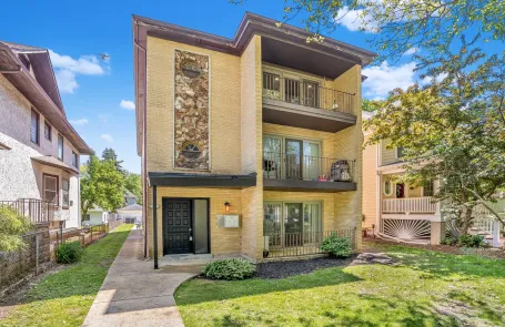 3 Bedroom Old Irving Park Apartment