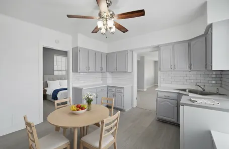 3 Bedroom Lincolnwood Apartment