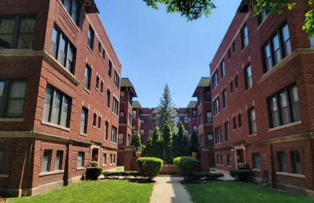 2 Bedroom Oak Park Apartment