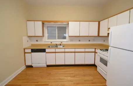 2 Bedroom Lakeview Apartment