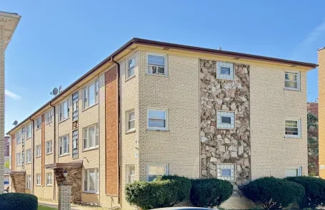 3 Bedroom Jefferson Park Apartment