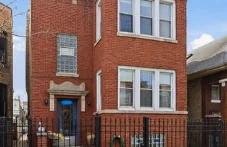 2 Bedroom Jefferson Park Apartment