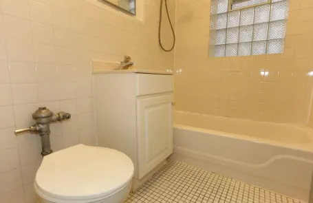 1 Bedroom Lakeview Apartment