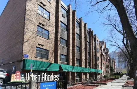 1 Bedroom Lincoln Park Apartment